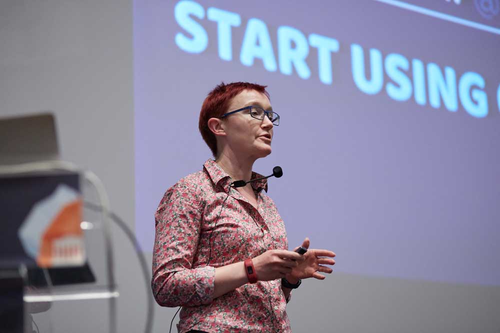 Rachel Andrew on CSS Grid on stage of Frontend United